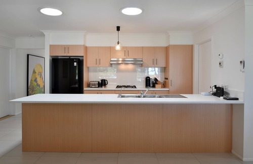 Manyana House | Sleeps 11. All linen and towels provided. Pets welcome. Lovely house.