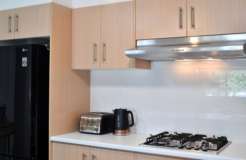 Manyana House | Sleeps 11. All linen and towels provided. Pets welcome. Lovely house.