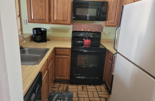 Hill City House | Sleeps 12. 3 Befroom w/loft better than any motel.