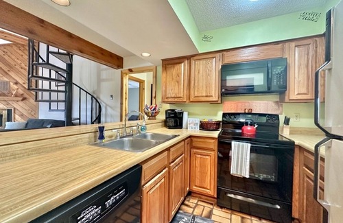 Hill City House | Sleeps 12. 3 Befroom w/loft better than any motel.