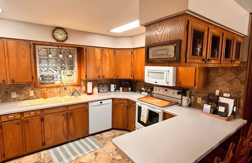 Diamond City House | Sleeps 12 + Bull Shoals + Pool + Boat Parking + Branson + Scenic Drive