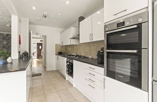 Watford House | Sleeps 12, Games Room, 6 Bedroom Group Getaway