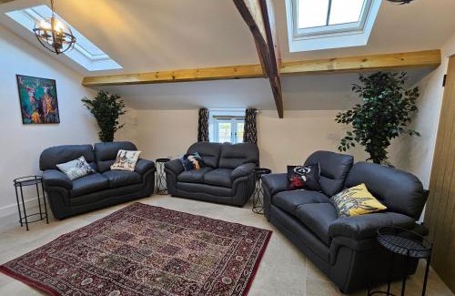 Fiddington House | Sleeps 12, Stunning, Dog Friendly, Hot Tub, Rural