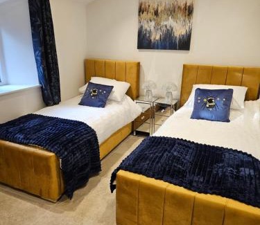 Fiddington House | Sleeps 12, Stunning, Dog Friendly, Hot Tub, Rural