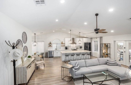 Mesa House | Sleeps 13 | 3 Showers | Heated Pool | Citrus Trees