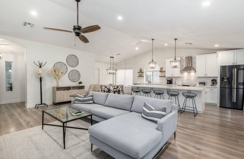 Mesa House | Sleeps 13 | 3 Showers | Heated Pool | Citrus Trees