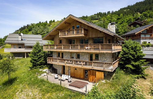 Meribel Ski Chalet | Sleeps 14 with a Hot tub and Sauna