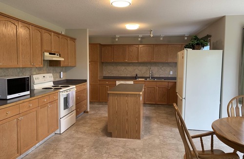 Division No. 3 House | Sleeps 16- 5 mins from Waterton Entrance WCV -A&B