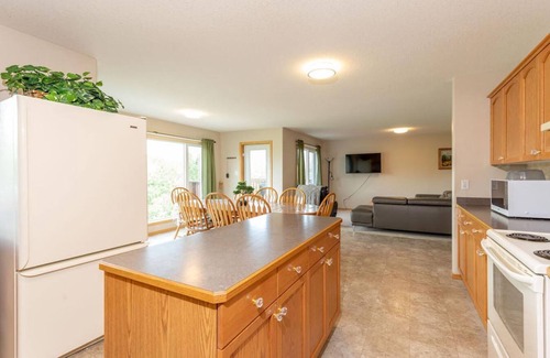 Division No. 3 House | Sleeps 16- 5 mins from Waterton Entrance WCV -A&B