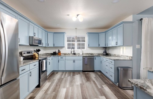 Hidden Creek House | Sleeps 18! Basketball Court~Heated Pool~Games