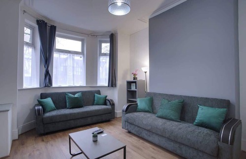 Manchester House | Sleeps 18 Lovely Mcr Home by City SuperHost