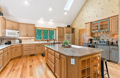 Rexmont House | Sleeps 19+, Horse barn, Hot Tub, Swing Set, Toy Room