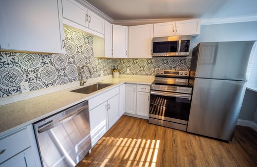 Atchison House | Sleeps 2 - 12 Chesterton House: Clean, Stylish, Family Friendly, and Close to BC
