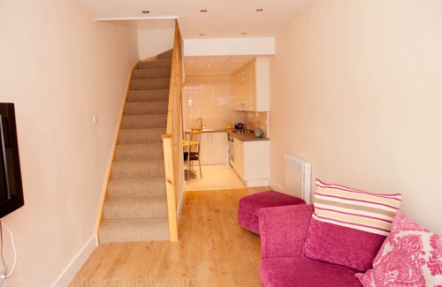 Goodmayes House | Sleeps 2-4 Self contained home. London (18 mins!)
