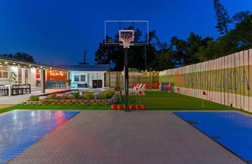 West Bradenton House | Sleeps 20 Basketball Court Pool Hot Tub Movie Room
