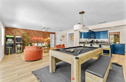 West Bradenton House | Sleeps 20 Basketball Court Pool Hot Tub Movie Room