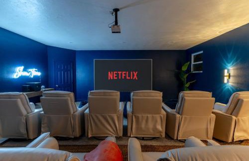 West Bradenton House | Sleeps 20 Basketball Court Pool Hot Tub Movie Room