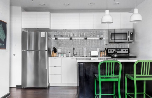 Rutledge Hill House | Sleeps 24 | 12 SoBro Suites Near Broadway, Dining & Music – by AvantStay