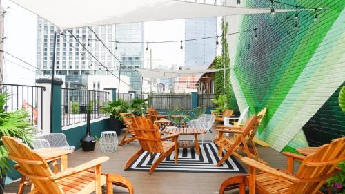 Rutledge Hill House | Sleeps 24 Group-Friendly SoBro Stay Near Music Downtown – by AvantStay
