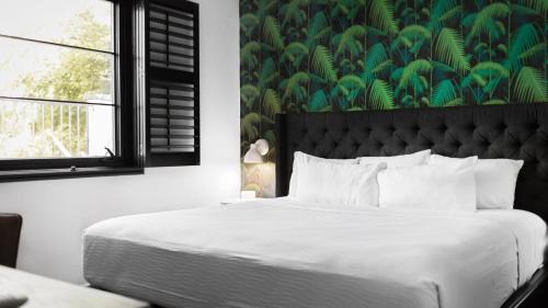 Rutledge Hill House | Sleeps 24 Group-Friendly SoBro Stay Near Music Downtown – by AvantStay