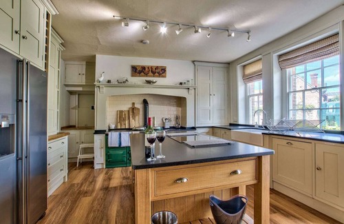 North Stoke Villa | Sleeps 28 - Stunning Country House with Pool & Sauna