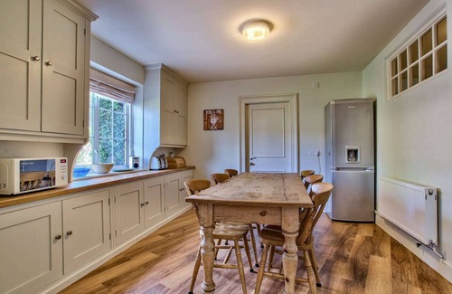 North Stoke Villa | Sleeps 28 - Stunning Country House with Pool & Sauna