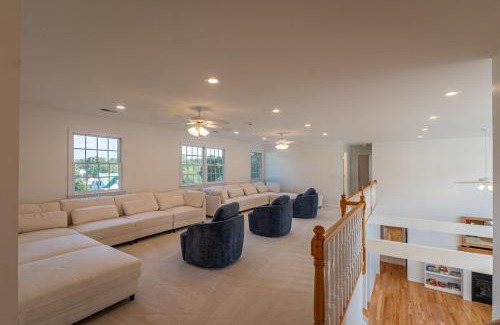 Lansing House | Sleeps 29, 8300 sq ft house, 6 acres