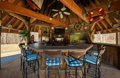 McDonald House | Sleeps 29~Pool~Tiki Bar~Hot Tub~Gym~Dogs Welcome!