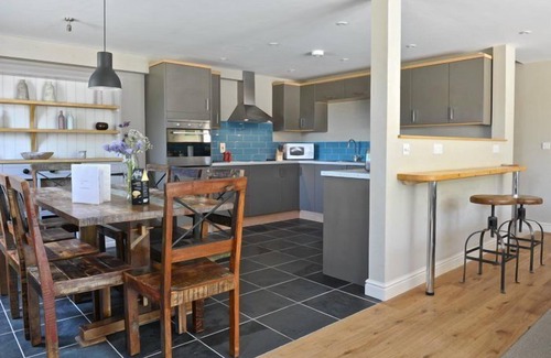 Chedworth House | Sleeps 30, 15 Bedrooms, Dogs Welcome, No smoking, Wood Burner, Wi-Fi, Courtyard Garden, Cot and High