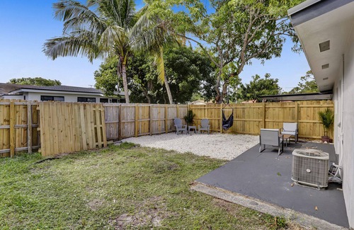 Central Oakland Park Villa | Sleeps 4! Renovated, fenced private yard/patio. Pet Friendly.