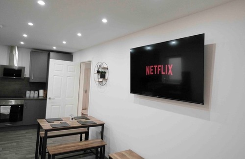 Peterborough Apartment | Sleeps 5 - Woodston Flat - Secure Parking