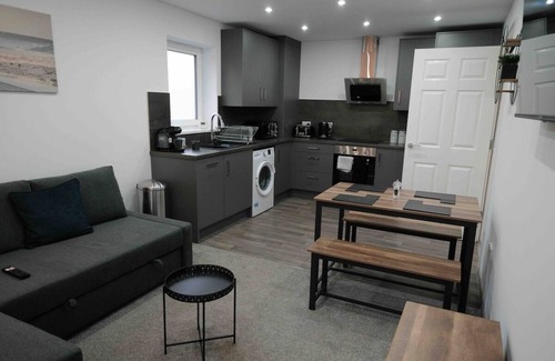 Peterborough Apartment | Sleeps 5 - Woodston Flat - Secure Parking