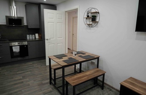Peterborough Apartment | Sleeps 5 - Woodston Flat - Secure Parking