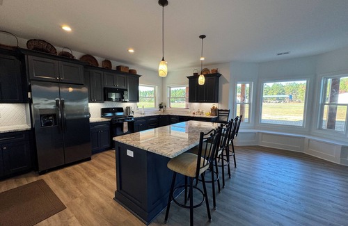 Carthage House | Sleeps 6+. Amazing Fly-in or Drive-in Hangar Home minutes from Pinehurst!
