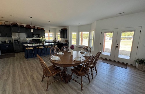Carthage House | Sleeps 6+. Amazing Fly-in or Drive-in Hangar Home minutes from Pinehurst!