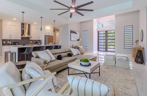 Trafalgar House | Sleeps 6, Heated pool, Outdoor lounge - Stars Vacation Rentals -
