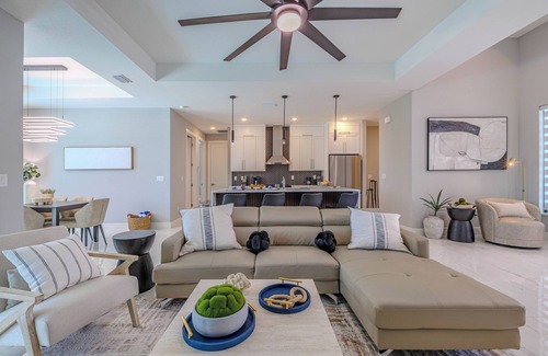Trafalgar House | Sleeps 6, Heated pool, Outdoor lounge - Stars Vacation Rentals -
