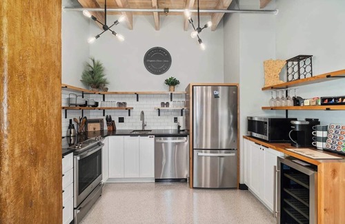 Canal Park Condo | Sleeps 6 in Canal Park with a Balcony