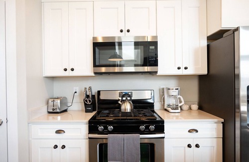 Herriman House | ⭐️Sleeps 7⭐️ Pool and workout room access⭐️