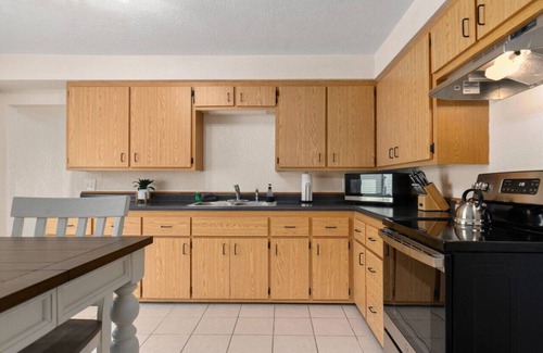 Sheboygan Apartment | Sleeps 7{SPACIOUS}Pets Welcome!