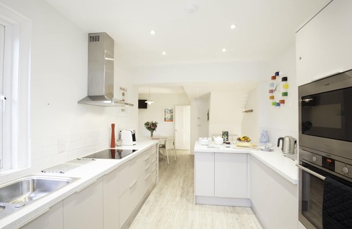 Bembridge House | Sleeps 8, 2 bathrooms, Bembridge village & beaches, Dog friendly garden