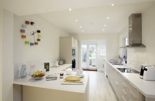 Bembridge House | Sleeps 8, 2 bathrooms, Bembridge village & beaches, Dog friendly garden