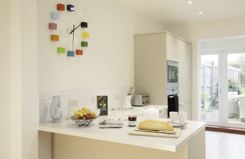 Bembridge House | Sleeps 8, 2 bathrooms, Bembridge village & beaches, Dog friendly garden