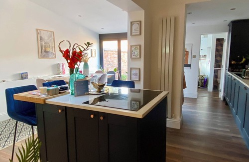Grantham House | Sleeps 8 Luxury 3 bed townhouse 2 minute walk to town centre with garden