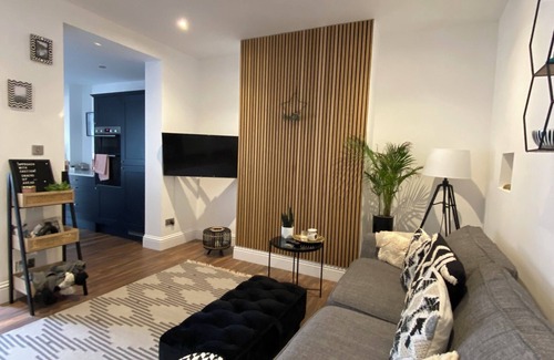 Grantham House | Sleeps 8 Luxury 3 bed townhouse 2 minute walk to town centre with garden