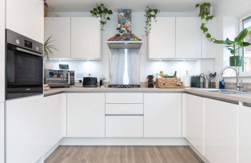 Bentham House | Sleeps 8, off-road parking for 3 cars, pet friendly, welcome hamper