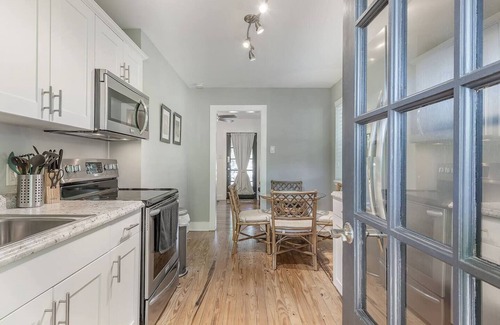 Bayshore Gardens House | Sleeps 8 | Pet Friendly | Safe+Parking | Apt 1&2