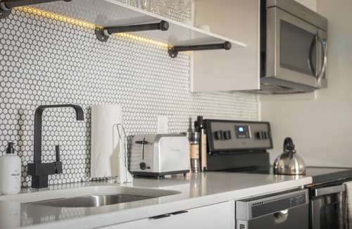 Rutledge Hill House | Sleeps 8 | SoBro Suites w/Kitchens, Lounges & TVs – by AvantStay
