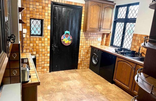 Wraysbury House | Sleeps 8 Thamefront Gem w/PetsOK, Free Parking