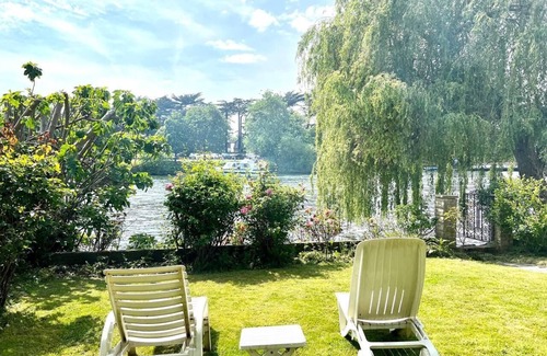 Wraysbury House | Sleeps 8 Thamefront Gem w/PetsOK, Free Parking